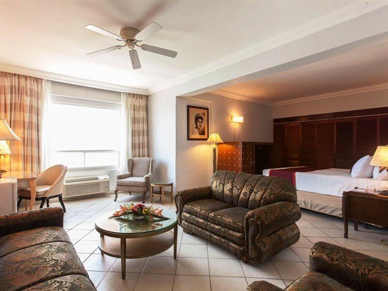 Ramada By Wyndham Princess Белиз Сити Екстериор снимка